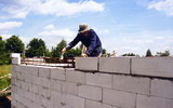 Обкладка арматурных каркасов узкими блоками